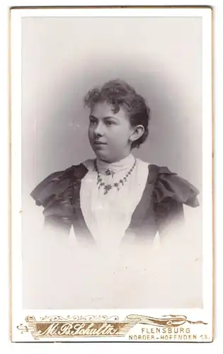 Fotografie M.B. Schultz, Flensburg, Norderhofenden 13, junge Dame modisch gekleidet mit Collier & Brosche