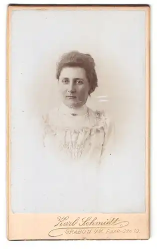 Fotografie Karl Schmidt, Grabow i. M., Parkstr. 10, Portrait Hausfrau im Sonntagskleid