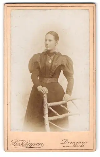 Fotografie G. Köppen, Demmin, hübsche Brünette Dame mit Halskette & Anhänger im tailierten Kleid