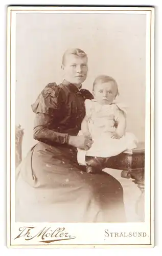 Fotografie Th. Möller, Stralsund, Tribseerstr. 8, Mutter im dunklen Kleid mit Baby im weissen Kleidchen