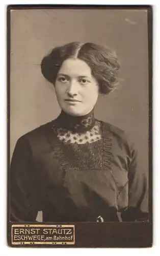 Fotografie Ernst Stautz, Eschwege, Portrait Brünette Hausfrau im schwarzen Kleid