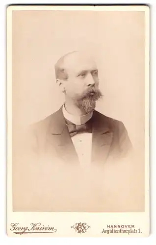 Fotografie Georg Knirim, Hannover, Aegidienthorplatz 1, Portrait Edelmann mit Halbglatze und gepflegtem Bart