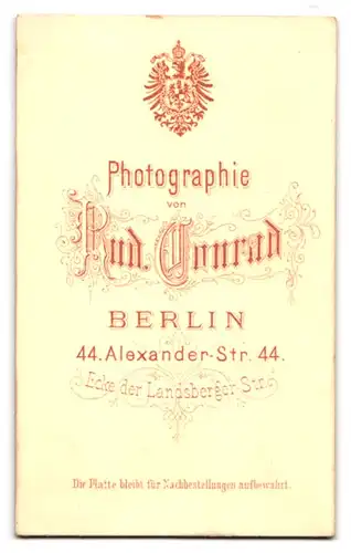 Fotografie Rud. Conrad, Berlin, Alexanderstr. 44, Portrait Knabe im Anzug mit Fliege