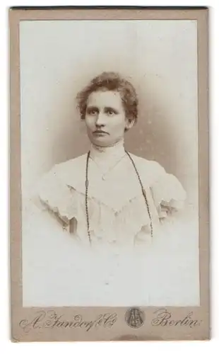 Fotografie A. Jandorf & Co., Berlin, Bellealliancestr. 1-2, Portrait Dame mit Halsketten im festlichen weissen Kleid