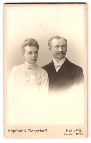 Fotografie Höpfner & Pieperhoff, Halle / Saale, Poststr. 19, Hochzeitspaar kurz nach der Vermählung