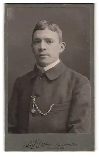 Fotografie Karl Deiss, Waldshut, Bahnhofstr. 300, Portrait Bursche im Lodenmantel mit Kette & Anhänger