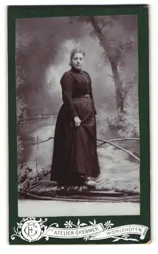 Fotografie Atelier Grebmer, Wörishofen, Tante Goebel im Sonntagskleid mit Sandalen vor Studiokulisse