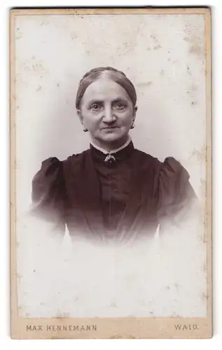 Fotografie Max Hennemann, Wald, Portrait betagte Dame im schwarzen Kleid mit Brosche & Ohrringen