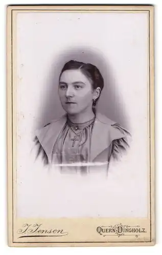 Fotografie J. Jensen, Quern-Dingholz / Angeln, Portrait Brünette Hausfrau im Sonntagskleid mit Kruzifix