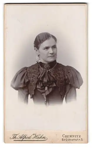Fotografie Th. Alfred Hahn, Chemnitz, Brückenstr. 5, Dame im schwarzen tailierten Kleid mit Schmuck