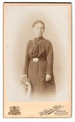 Fotografie Wilhelm Stein, Berlin, Chausseestr. 66, Mädchen mit geflochtenem Haar im Kleid mit Gürtelschnalle