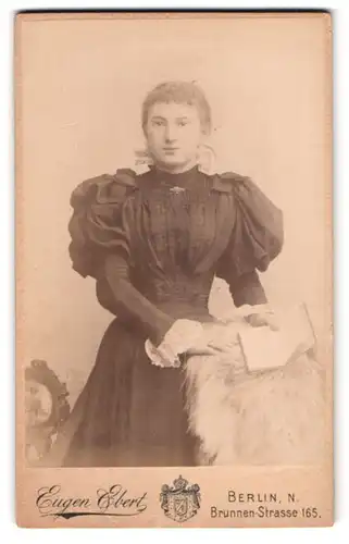 Fotografie Eugen Ebert, Berlin, Brunnenstr. 165, junge Dame im schwarzen Kleid mit Puffärmeln