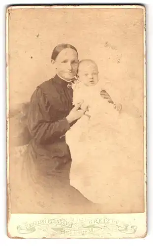 Fotografie Adolph Heinsch, Greiz i. V., Carolinenstr. 36, Grossmutter mit Baby im Taufkleid