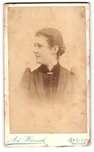 Fotografie Ad. Heinsch, Greiz i. V., Carolinenstr. 36, Portrait Mädchen mit geflochtenem Haar im Profil
