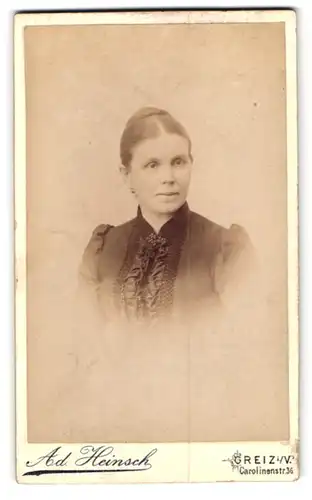 Fotografie Ad. Heinsch, Greiz i. V., Carolinenstr. 36, Portrait Dame trägt schwarzes Kleid mit Rüschen