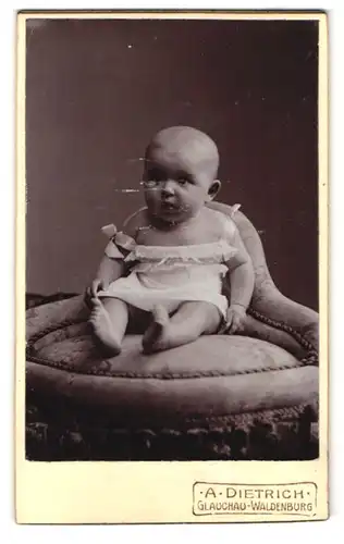 Fotografie A. Dietrich, Glauchau, Leipzigerstr., Baby im weissen Leibchen auf Sessel sitzend