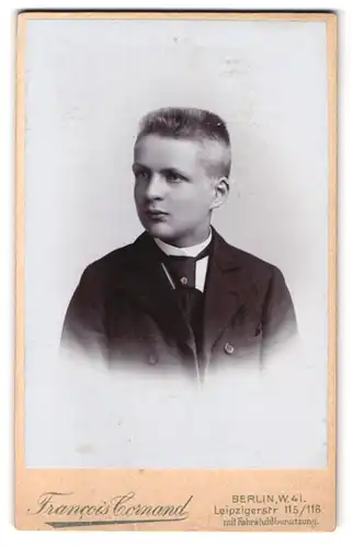 Fotografie Francois Cornand, Berlin, Leipzigerstr. 115-116, Portrait Knabe im Anzug mit Krawatte
