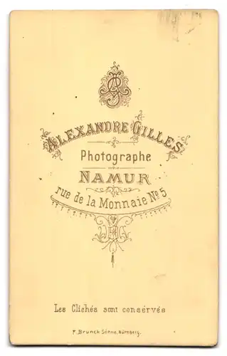 Fotografie A. Gilles, Namur, 5 Rue de la Monnaie, Mädchen an Sofa lehnend