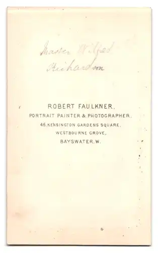 Fotografie Robert Faulkner, Bayswater, 46 Kensington Gardens Square, Knabe im Foto-Atelier