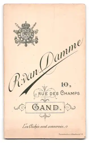 Fotografie R. van Damme, Gand, 10 Rue Des Champs, niedliches Baby auf Felldecke sitzend