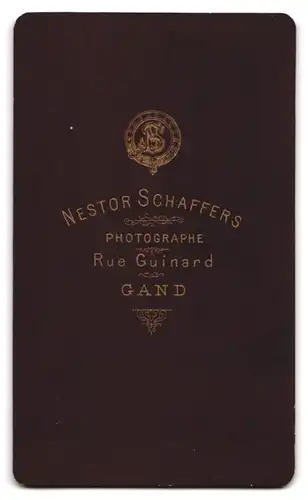 Fotografie Nestor Schaffers, Gand, Rue Guinard, Knabe im schlichten eleganten Anzug