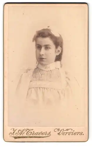 Fotografie I.A. Travers, Verviers, Rue de Hodimont, Portrait Mädchen mit Haarschleife im festlichen Kleid