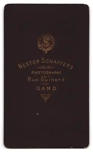 Fotografie Nestor Schaffers, Gand, Rue Guinard, Portrait Knabe im Anzug mit Krawatte