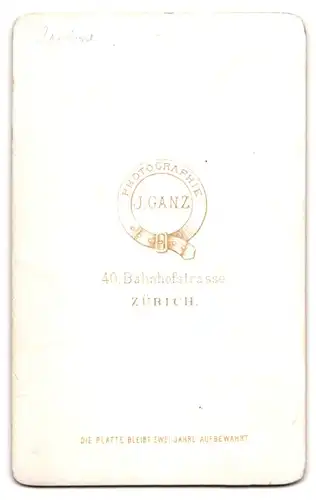 Fotografie J. Ganz, Zürich, Bahnhofstr. 40, Portrait Knabe trägt Anzug und Fliege