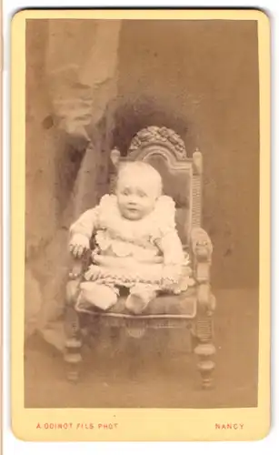 Fotografie A. Odinot fils, Nancy, 126 Rue St. Dizier, aufgeregtes Baby auf Stuhl sitzend
