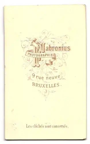 Fotografie Atelier Fabronius, Bruxelles, 9 Rue Neuve, Baby mit Schlüsselbund