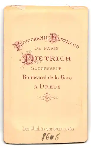 Fotografie Atelier Dietrich, Paris, Boulevard de la Gare a Dreux, Kleinkind im weissen Kleidchen