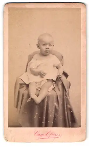 Fotografie Cayol Freres, Marseille, 40 Rue St. Fereol, ängstliches Baby im Foto-Atelier