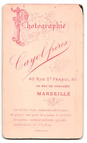 Fotografie Cayol Freres, Marseille, 40 Rue St. Fereol, ängstliches Baby im Foto-Atelier