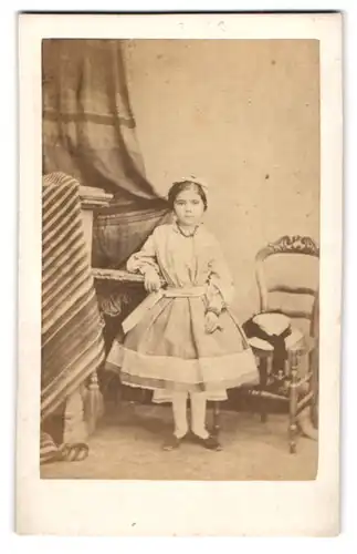 Fotografie L. Bourgoin, Niort, Mädchen mit Haarschleife im modischen Kleid