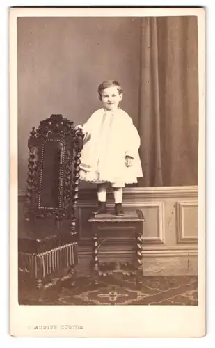 Fotografie Claudius Couton, Vichy, Rue du Terrail, glückliches Kind im Kleidchen auf Hocker stehend