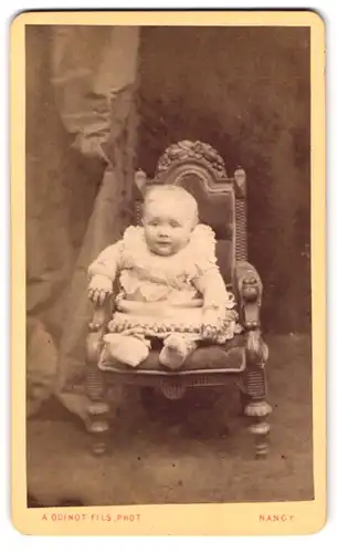 Fotografie A. Odinot fils, Nancy, 126 Rue St. Dizier, Baby im Kleid auf Stuhl sitzend