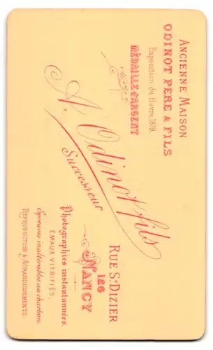 Fotografie A. Odinot fils, Nancy, 126 Rue St. Dizier, Baby im Kleid auf Stuhl sitzend