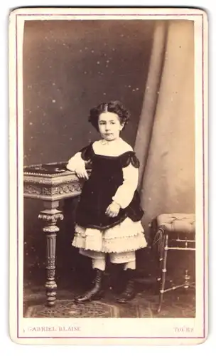 Fotografie Gabriel Blaise, Tours, 6 Rue de la Prefecture, Mädchen trägt schwarzes Kleid und weissen Unterrock