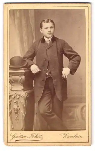 Fotografie Gustav Jobst, Zwickau, äussere Schneebergerstr. 20, Portrait junger Knabe im legeren Anzug mit Melone