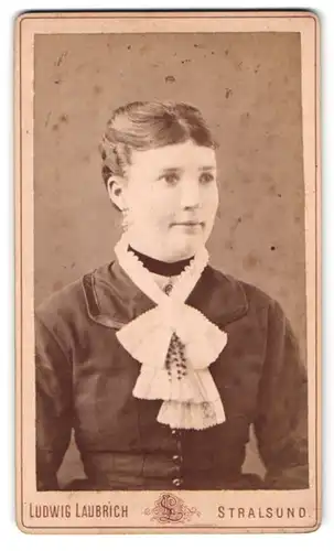 Fotografie Ludwig Laubrich, Stralsund, Ossenreyer-Str. 56, Portrait Dame im Kleid mit Spitzenkragen