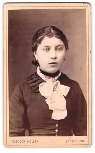 Fotografie Theodor Möller, Stralsund, Franken-Str. 5, Portrait junge Frau im dunklen Kleid mit Rüschenkragen
