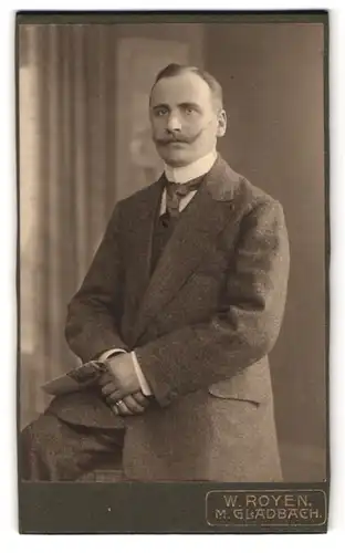 Fotografie W. Royen, M. Gladbach, Bismarckstr. 106, Portrait Herr im Anzug mit Kaiser Wilhelm Bart