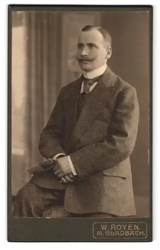Fotografie W. Royen, M. Gladbach, Bismarckstr. 106, Portrait Herr im Stoffanzug mit Oberlippenbart