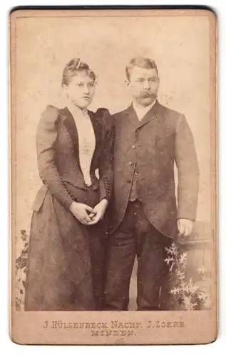 Fotografie J. Hülsenbeck Nachf., Minden, Marienwall-Str. 1, Portrait Eheleute im Biedermeierkleid und Anzug, Walrossbart
