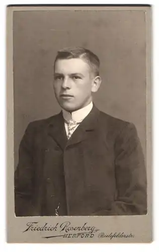 Fotografie Friedrich Rosenberg, Herford, Bielefelderstr., Portrait junger Mann im Anzug mit Schlips