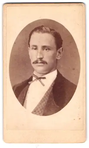 Fotografie Fotograf und Ort unbekannt, Portrait Mann im Anzug mit Weste und Fliege, Moustache