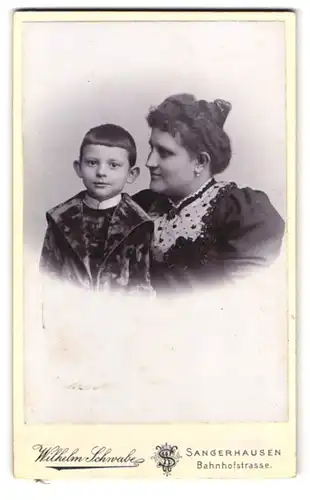 Fotografie Wilhelm Schwabe, Sangerhausen, Bahnhofstr., Portrait Mutter mit Sohn im Samtanzug und Segelohren