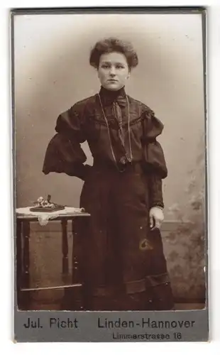 Fotografie Jul. Picht, Hannover-Linden, Limmerstr. 16, Portrait Frau im dunklen Kleid mit Halskette