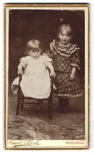 Fotografie Emil Beck, Hasselfelde a. H., Bergstr., Portrait zwei kleine Mädchen mit teifen Augenringen in Kleidern