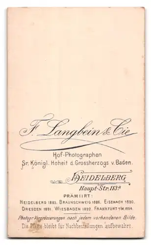 Fotografie F. Langbein & Cie., Heidelberg, Haupt-Str. 113a, Portrait Mann im Anzug mit Fliege ind Walrossbart